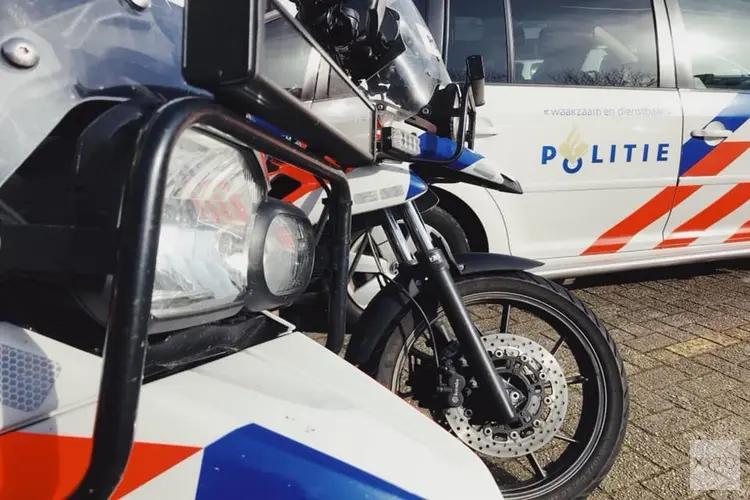 Scooterbestuurder rijdt in op agent in Leusden