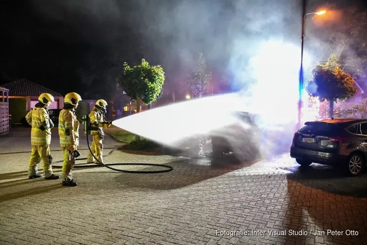 Auto gaat in vlammen op in Maartensdijk