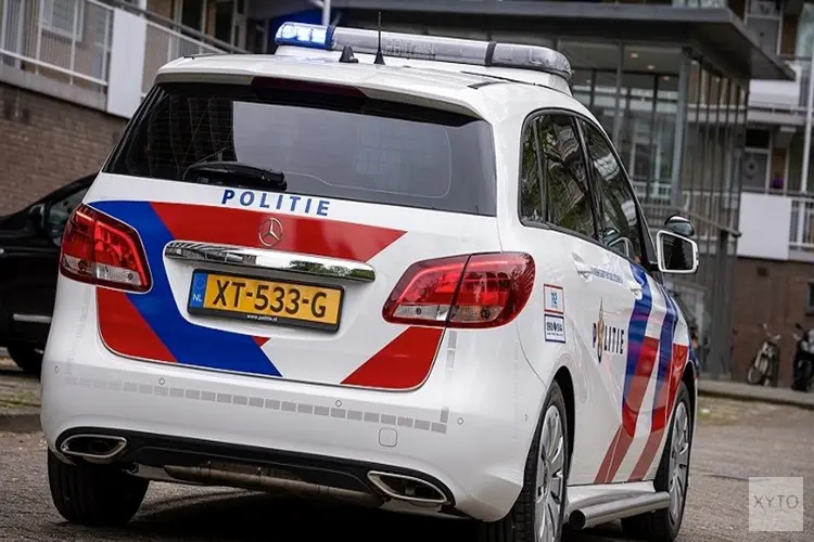 Stel in auto gewelddadig beroofd door groep jongeren