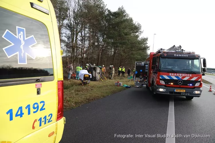 Auto belandt op zijkant in berm bij Eemnes