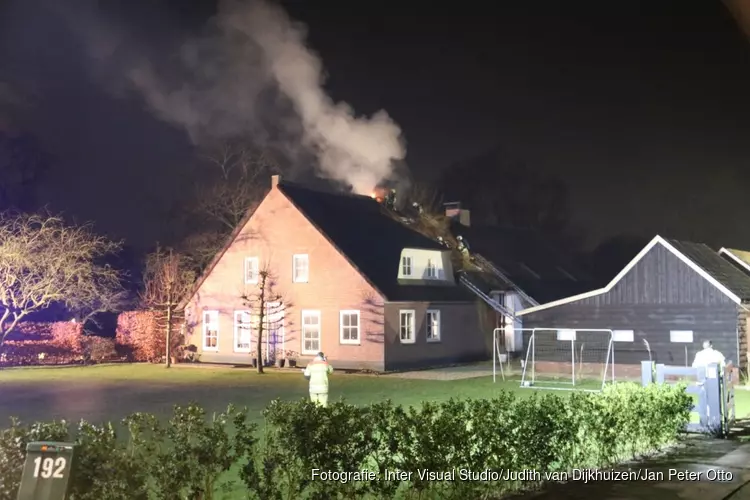 Schoorsteenbrand Eemnes. Brandweer moet rieten dak redden