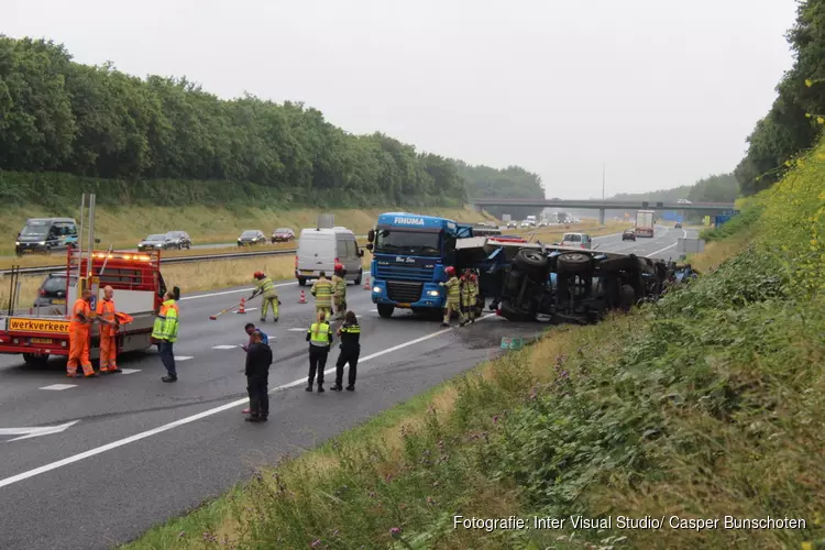 Vrachtwagen gekanteld bij ongeval A27