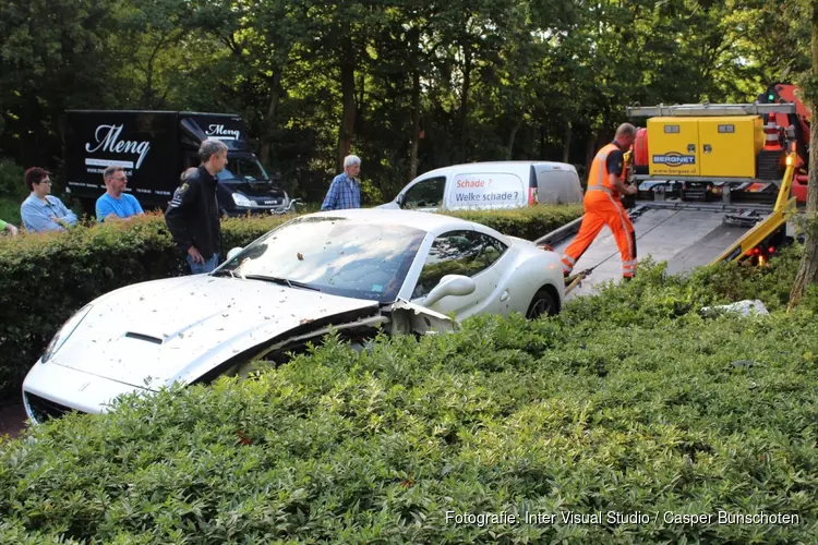 Bestuurder raakt met Ferrari van de weg