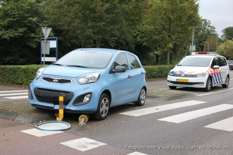 Auto crasht op middengeleider Eemnes