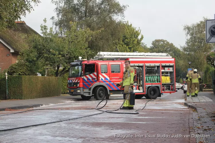 Achteras van trailer breekt af in Eemnes: grote ravage