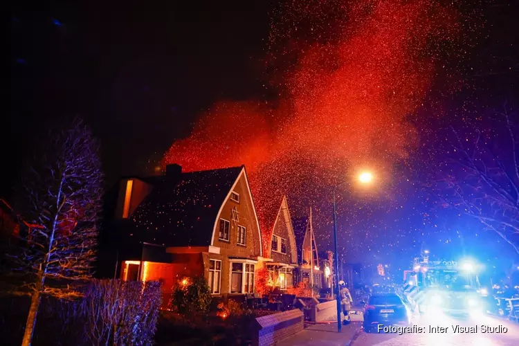 Flinke schuurbrand in Bunschoten-Spakenburg zorgt voor metershoge vlammen