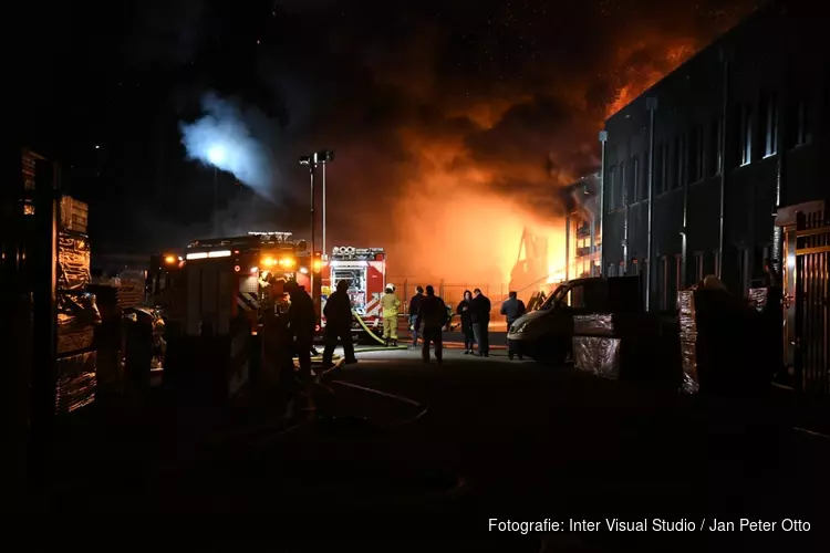 Uitslaande brand bij bouwmarkt in Baarn