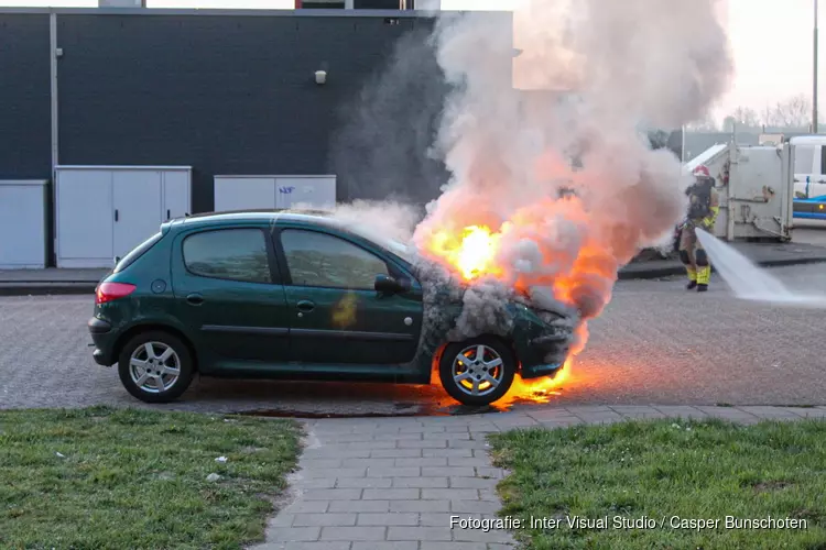 Auto vliegt spontaan in brand op A27