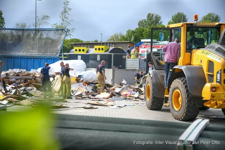 Persoon vast in papiercontainer in Baarn