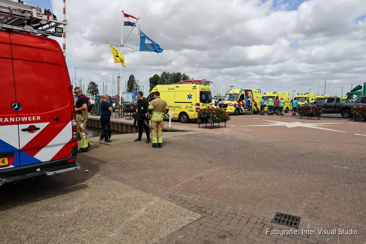 Boot omgeslagen bij Bunschoten, 16 opvarenden te water