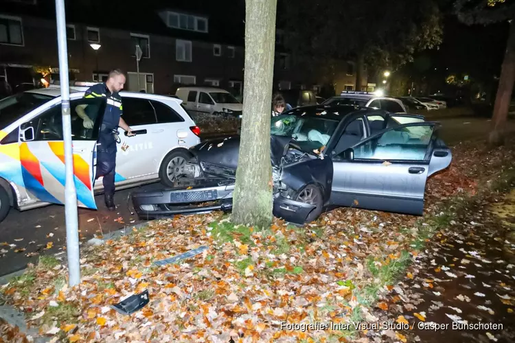 Auto crasht in Eemnes, inzittenden slaan op de vlucht