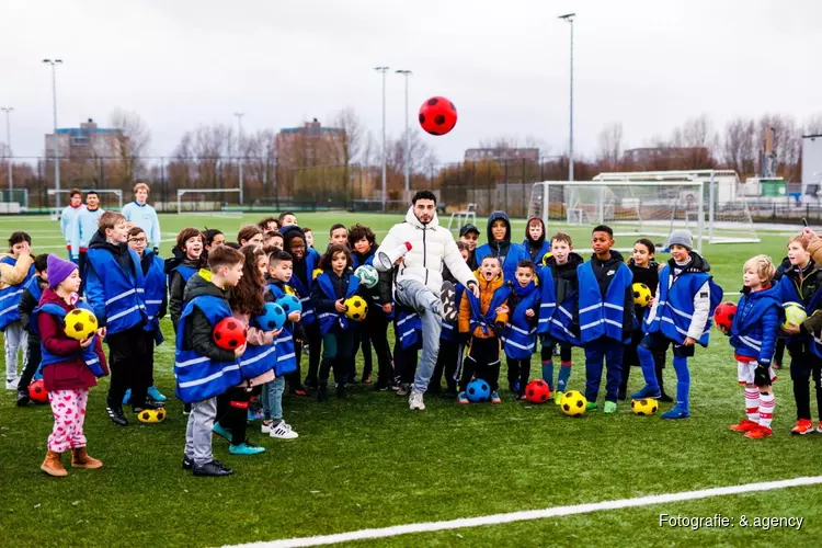 Kinderen gaan voetballend en rappend de kerstvakantie in voor meer leesplezier