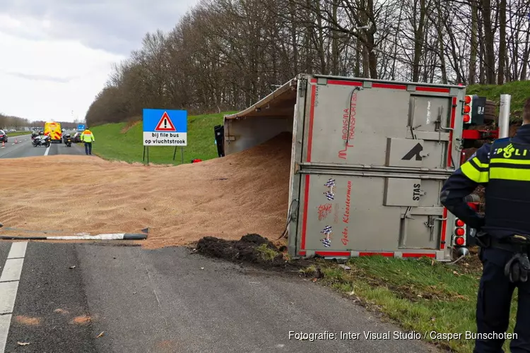 Vrachtwagen gekanteld op A27 bij Eemnes