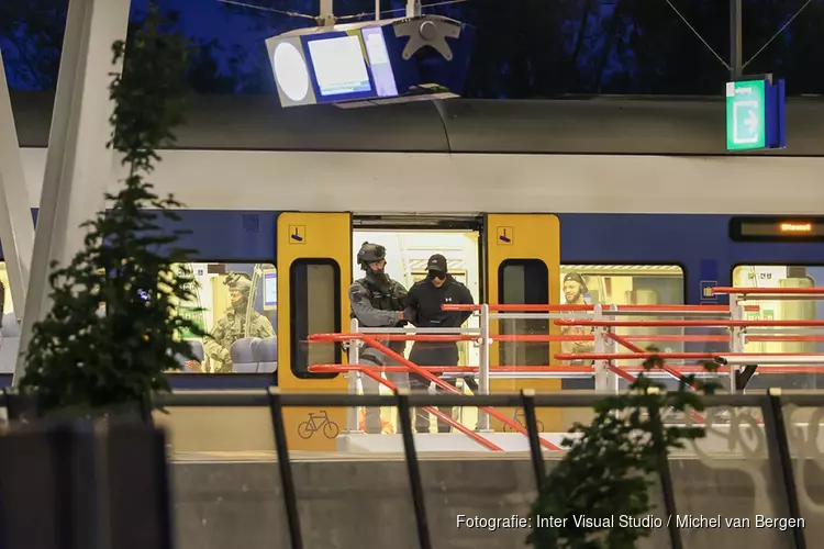 DSI haalt mogelijke schutter uit trein bij station Abcoude