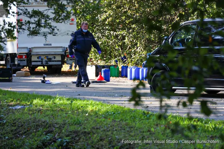 Gehuurde bakwagen met mogelijk drugsafval aangetroffen in Eemnes