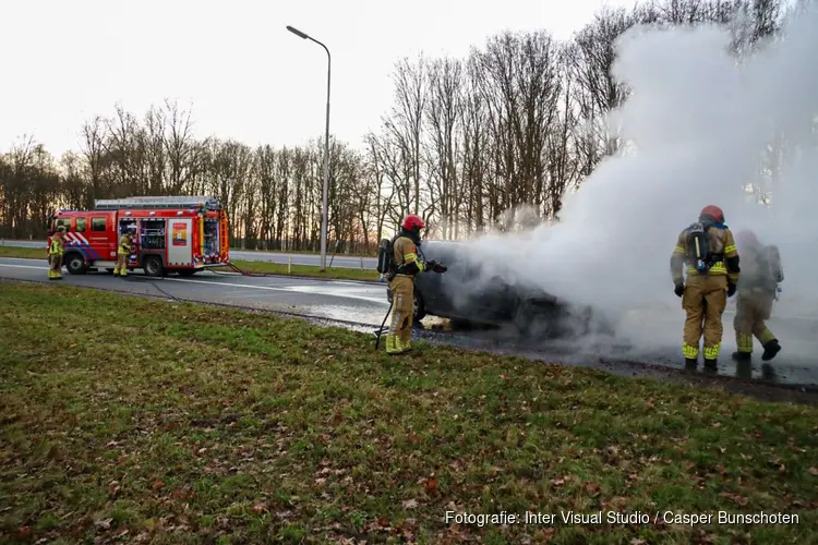 Auto in brand op afrit Huizen/Eemnes