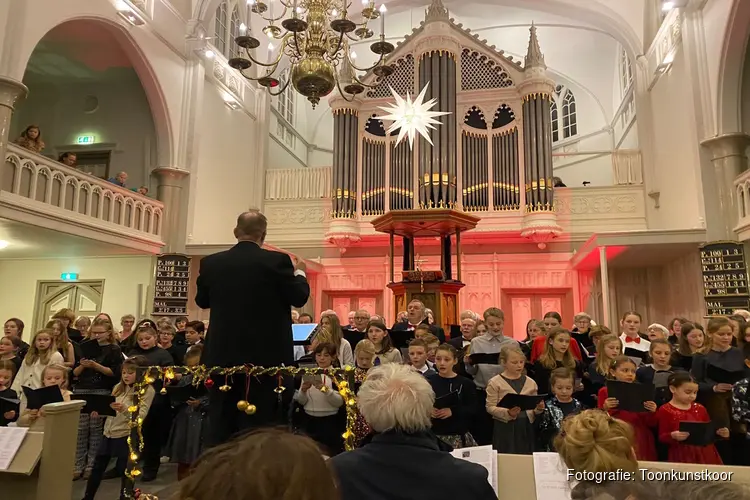Toonkunstkoor en Jeugdzangtheater verzorgen samen prachtig kerstconcert in Oude Kerk Zeist