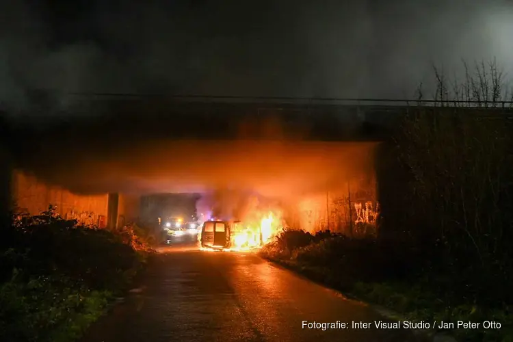 Bestelbus in brand onder viaduct A27