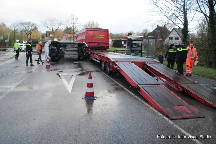 Ongeval op grens Eemnes/Laren: busje gelanceerd door oplegger