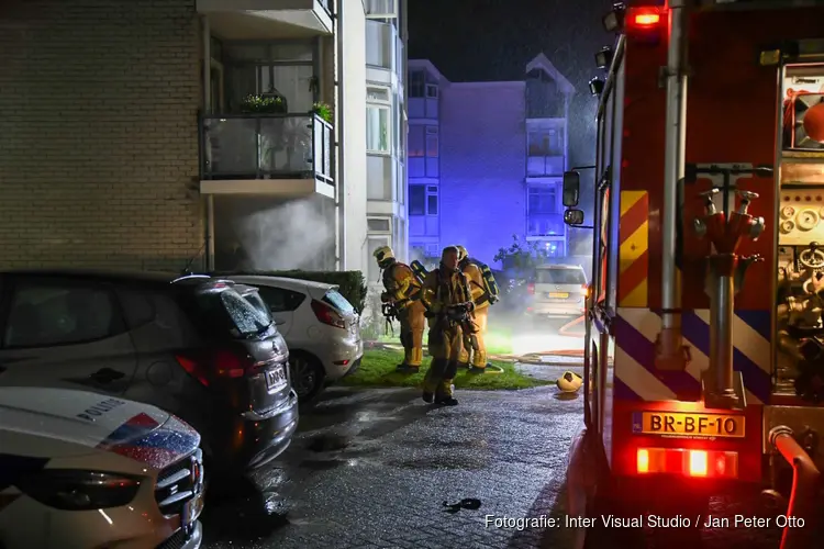 Brandweer redt man uit brandende woning in Baarn