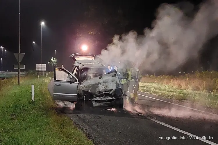 Auto in brand op afrit A1 bij Eemnes