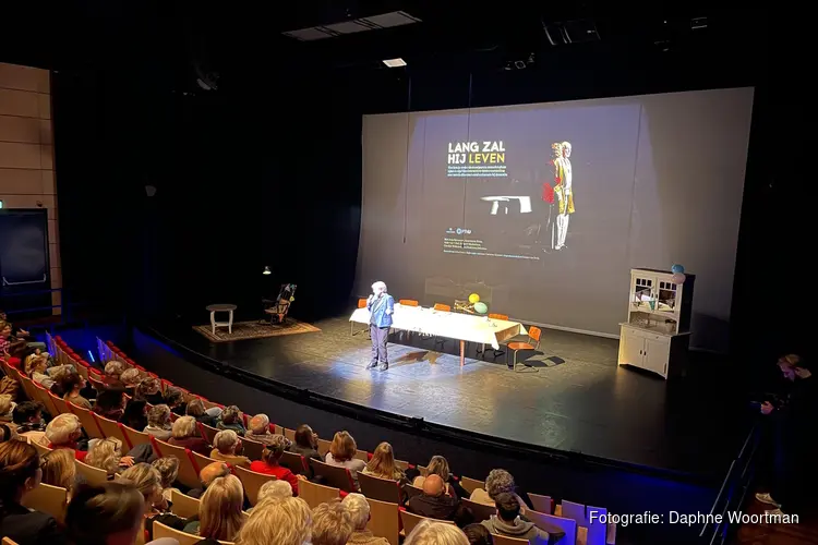 Drukbezochte theatervoorstelling over dementie en euthanasie: ‘Lang zal hij leven’ trekt bijna 500 bezoekers