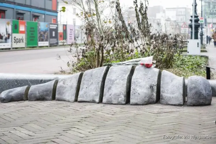 Kunstwerk onthuld in Stationsgebied om stil te staan bij dakloosheid